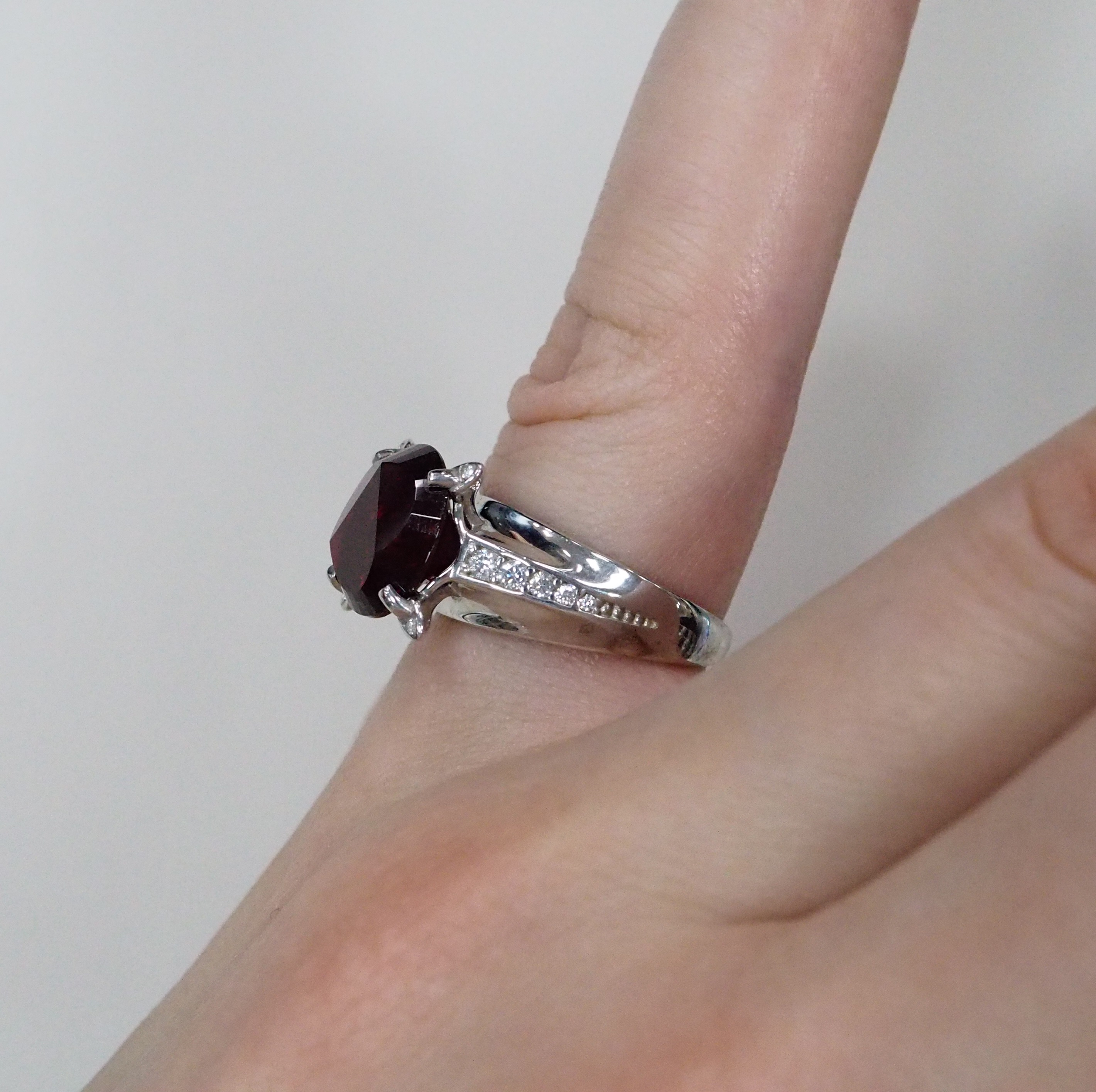 Серебряное кольцо 925 пробы; вставки 1 Гранат S; 14 Фианит бесцв.;